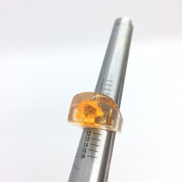 3/$30 VINTAGE PLASTIC CLEAR LUCITE PEACH ORANGE EMBEDDED FLOWER RING SIZE 4.75 - Picture 10 of 12